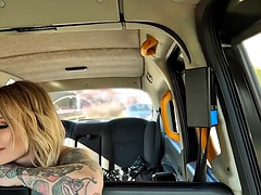 美女, デカチン, 車, 淫乱熟女, 穴開きパンティ, 馬乗り, ヤリマン, タトゥー