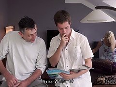18 jahre, In den arsch, Arsch, Blondine, Geschnappt, Papi, Hd, Ehefrau