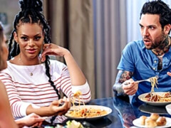 Gros cul, Noire, Sucer une bite, En levrette, 2 femmes 1 homme, Interracial, Mère que j'aimerais baiser, Plan cul à trois