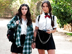 Chambre à dormir, Brunette brune, Embrassement, Léchez, Lingerie, Masturbation, Rasée, Nénés