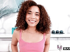 18 años, Culo grande, Verga grande, Mamada, Estilo perrito, Tetas naturales, Cabello corto, Tetas