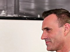 Grosser schwanz, Cfnm, Gruppe, Handjob, Masturbation, Büro, Sekretärin, Ablutschen