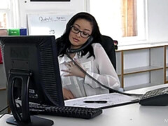 Leie, Asiatisch, Braunhaarige, Fingern, Masturbation, Büro, Rasiert, Entkleiden
