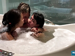 Leie, Blasen, Braunhaarige, Kehlenfick, Nippel, Pov, Tätowierung, Flotter dreier