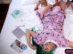 Amateur, Dormitorio, Penetracion con dedos, Peludo, Besar, Lesbiana, Bragas, Realidad