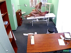 Amateur, En levrette, Faciale, Doigter, Léchez, Infirmière, Bureau, Chatte