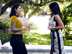 Красотки, Большая жопа, Большие сиськи, Секс без цензуры, Лизание, На природе, Киски, Тату