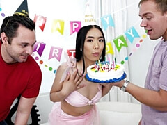 Asiatique, Gros cul, Grosse bite, Sucer une bite, En levrette, Seins naturels, Adolescente, Nénés