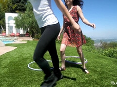 69 negenenzestig, Lieveling, Bruinharig, Latijnse vrouw, Lesbisch, Likken, Natuurlijke tieten, Biljart