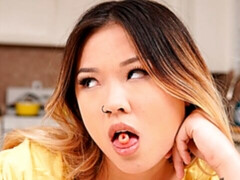 Aziatisch, Bruinharig, Sperma in mond, Sperma shot, Keuken, Likken, Tiener, Tieten likken