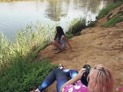 Brunette brune, Insertion, De plein air, Pisser