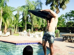 Amateur, Bikini, Corridas faciales, Tetas naturales, Al aire libre, Realidad, Afeitado, Tatuaje