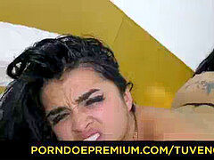 Brunette brune, Doigter, Fille latino, Lesbienne, Léchez, Chatte, Tatouage