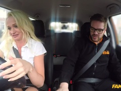 In den arsch, Grosse titten, Blasen, Auto, Hundestellung, Lecken, Pov, Muschi