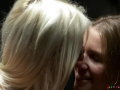 Жопа, Блондинки, Лесбиянка, Лизание, Натуральные сиськи, Киски, Чулки, Сиськи