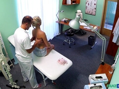 Amateur, Sucer une bite, Médecin, Européenne, Léchez, Bureau, Petite femme, Chatte