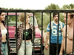 In den arsch, Grosse titten, Blasen, Braunhaarige, Hundestellung, Im freien, Öffentlich, Muschi