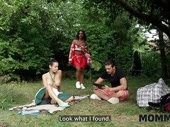 エロ熟女, チン, ヨーロピアン, イタリア人, 淫乱熟女, 母, アウトドア, 奇妙