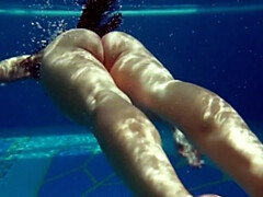 Chica, Culo grande, Morena, Húngaro, Piscina, Público, Solo, Apretado