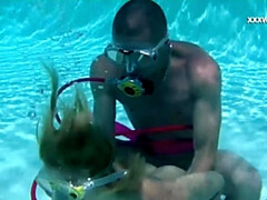 Grosser schwanz, Frau, Handjob, Hardcore, Orgasmus, Pool, Öffentlich, Unter wasser