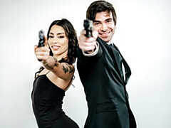 Grosse bite, Sucer une bite, Brunette brune, En levrette, Seins naturels, Culottes ou slips, Maigrichonne, Jarretelles