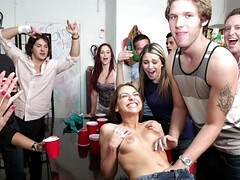 18 años, Verga grande, Tetas grandes, Rubia, Mamada, Pajear, Sexo duro, Fiesta