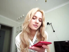 18 ans, Blonde, Sucer une bite, En gros plan de très près, Fétiche des pieds, Hard, Petite femme, Adolescente