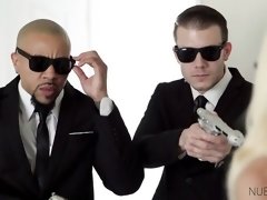 Blond, Dubbele penetratie, Handbeurt, Interraciaal, Man man vrouw, Mager, Trio, Tieten likken