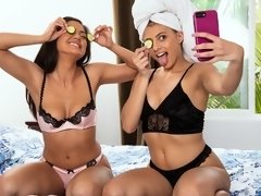 Cunnilingus, Asiático, Morena, Penetracion con dedos, Besar, Masturbación, Estriptis, Adolescente