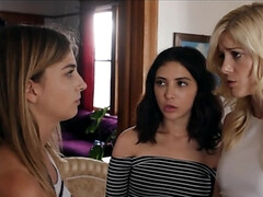 Vingeren, Lesbisch, Likken, Masturbatie, Kut duiken, Tatoeage, Tiener, Vibrator