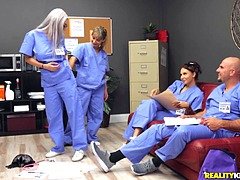 Grosse titten, Blondine, Blasen, Vollbusig, Arzt, Hd, Krankenschwester, Tittenfick