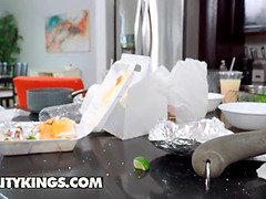 デカパイ, 指いじり, キス, レズビアン, なめる, オマンコ, 義母, おもちゃ