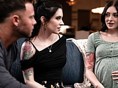 18 ans, Gros cul, Grosse bite, Gros seins, Sucer une bite, 2 femmes 1 homme, Maigrichonne, Adolescente