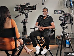 Grote lul, Grote mammen, Bruinharig, Handbeurt, Interraciaal, Masturbatie, Rijden, Tieten likken