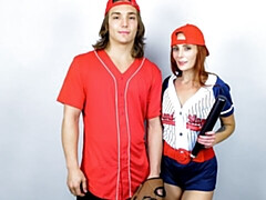 18 ans, Gros cul, Grosse bite, Sucer une bite, En levrette, Seins naturels, Rousse roux, Adolescente