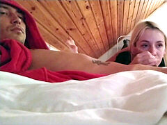 Julia Rain сосет под порно.