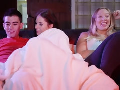 Brunette brune, Tromperie, Couple, Petite amie, Branler, Seins naturels, Adolescente