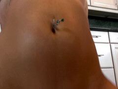 Grosser arsch, Blasen, Braunhaarige, Spermaladung, Aufs gesicht abspritzen, Küche, Piercing, Realität