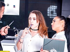 Sucer une bite, En levrette, Faciale, 2 femmes 1 homme, Maigrichonne, Chaussettes, Étudiant, Plan cul à trois