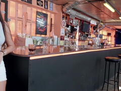 Enthousiasteling, Lieveling, Grote mammen, Hondjeshouding, Natuurlijke tieten, Gezichtspunt, Openbaar, Tatoeage