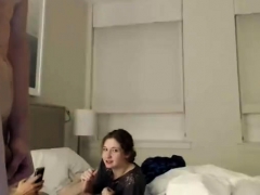 Enthousiasteling, Pijpbeurt, Naakte man aangeklede vrouw, Handbeurt, Moeder die ik wil neuken, Trio, Webcamera