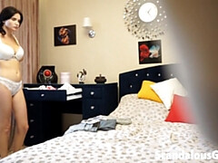 Enthousiasteling, Slaapkamer, Bruinharig, Vrouw, Naakt, Slipje, Kort haar, Alleen