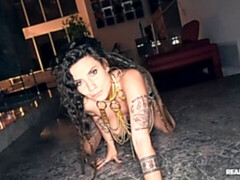 Culo, Culo grande, Mamada, Morena, Coche, Estilo perrito, Interracial, Tatuaje