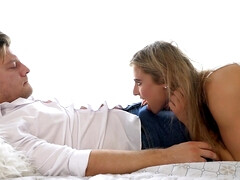 Sucer une bite, Brunette brune, Éjaculation interne, Hd, Seins naturels, Rasée, Nénés