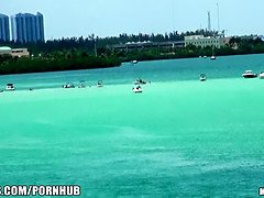 Bikini, Sucer une bite, Brunette brune, Hard, Hd, Fille latino, Piercing, Pov