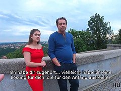 Hunt4k. glücklicher jäger trifft entzückendes küken mit ihrem armen vater und verführt sie für porno