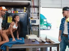 デカチン, デカパイ, ブロンド, フェラチオ, 茶髪の, 手コキする, Hd, 三人