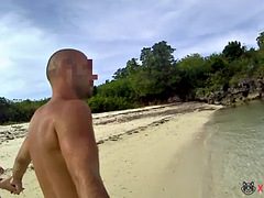 Amateur, Plage, Gros seins, Couple, Embrassement, De plein air, Public, Nénés