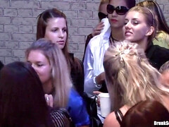 Gros cul, Sucer une bite, Plantureuse, Groupe, Seins naturels, Orgie, Fête, Nénés