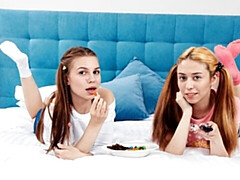 Gros cul, Embrassement, Masturbation, Chatte, Maigrichonne, Dénudage, Adolescente, Nénés